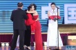 艾丽娅、庞学勤颁最佳女配角奖 国歌登台领奖