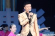 主持人吴刚上台精彩表演 声情并茂烘托晚会气氛