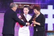 鄭衛(wèi)莉為最佳戲曲片頒獎 獲獎?wù)叩桥_捧獎杯