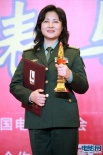 程晓玲凭《岁岁清明》获最佳编剧 穿军装显庄重