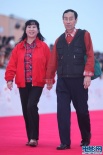 老艺术家粱音夫妇牵手走红毯 身着红衣低调亮相