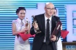 龔雪頒發(fā)評委會特別獎 《鋼的琴》導(dǎo)演高舉獎杯