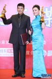 孙淳、娜仁花金鸡奖封帝后 后台合影亲吻奖杯