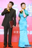 孙淳、娜仁花金鸡奖封帝后 后台合影亲吻奖杯