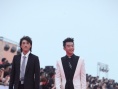 黄又南、郑恺黑西装低调亮相 挥手致意笑容亲和