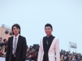 黄又南、郑恺黑西装低调亮相 挥手致意笑容亲和