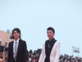 黄又南、郑恺黑西装低调亮相 挥手致意笑容亲和