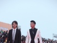 黄又南、郑恺黑西装低调亮相 挥手致意笑容亲和
