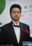 《不戴戒指》劇組出場 主演山田孝之帥氣亮相