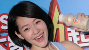 小S上海超HIGH代言称“封肚” 挺胸凸腹不似孕妇