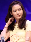 孙艺珍嫩黄色短裙大秀美腿 骷髅头项链个性抢眼