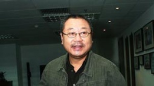 “饭局”范伟自创雷人造型 自曝曾是弄“潮”儿