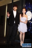 许玮宁短裙性感亮相 贺军翔受邀参加selina婚礼
