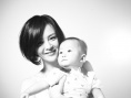 劉孜帶寶寶賣萌四連拍 蓬松短發(fā)展甜美氣質(zhì)