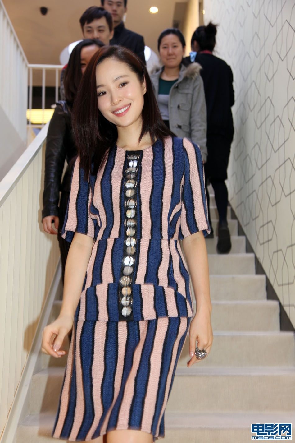 江一燕身穿条纹装显修长身材 优雅随性清新出场_明星活动_图集_电影网