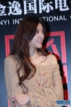 “密室2”明星见面会 周韦彤淑女现身大气温婉