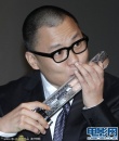 《轉(zhuǎn)山》獲最佳藝術貢獻獎 導演杜家毅親吻獎杯