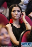 《轉(zhuǎn)山》女主角李桃現(xiàn)身頒獎(jiǎng)禮 民族風(fēng)時(shí)尚典雅