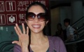 莫文蔚婚后首回港心情好 大秀鉆戒將在港補(bǔ)辦婚禮