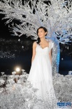 林熙蕾雪肌代言護膚品 漫步水晶樹下似仙女