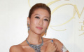 謝婷婷紅裙配鉆飾香港亮相 坦言送父母首飾很合適