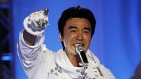 “东成西就”特辑 钟镇涛太空人造型空降万人演唱会