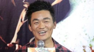 王宝强变身树先生颠覆演出 发布会收获影帝奖杯