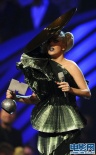 GaGa領跑MTV歐洲音樂大獎 裸男捂私處尷尬登臺