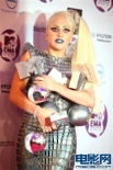 GaGa領跑MTV歐洲音樂大獎 裸男捂私處尷尬登臺
