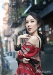 霍思燕纽约街头变美妆达人 笑靥如花小秀香肩