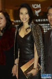 莫文蔚婚后首次来京心情佳 皮质低胸装性感示人