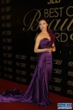 张馨予露美背与甘婷婷拼性感 董洁小礼服显妩媚