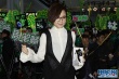 周筆暢簽唱人氣旺 “黑白分明”秀手指紋身