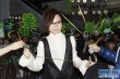 周筆暢簽唱人氣旺 “黑白分明”秀手指紋身