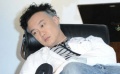 陳奕迅穿醫(yī)師袍架勢(shì)十足 玩笑稱出寫真最想拍眼袋