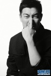 王千源拍老男孩風(fēng)格寫真 硬朗質(zhì)感顯熟男魅力