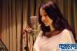 小宋佳獻(xiàn)唱《遍地狼煙》主題曲 白裙卷發(fā)搖滾范