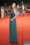 郝蕾绿色长裙惊艳红毯 大尺度亮相展露性感美胸