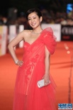 秦海璐紅色紗裙性感亮相 胸線完美豪乳呼之欲出