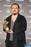 乌尔善获最佳新导演 后台高举奖杯展大将之风