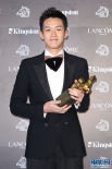 柯震东后台亮内裤 金马最佳新演员兴奋捧杯跳跃
