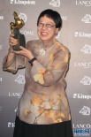 许鞍华凭《桃姐》成最佳导演 高举奖杯表情搞怪