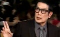 劉永“閑庭信步”現(xiàn)紅毯 謙虛稱希望大家多給批評