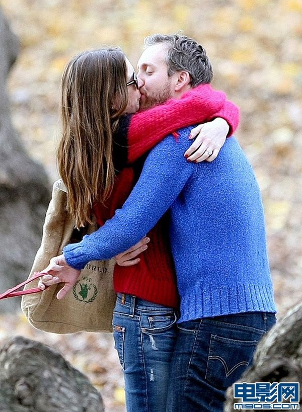 安妮·海瑟薇与男友公园热吻 订婚钻戒闪烁抢眼