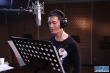 黄晓明录《首映》慈善主题曲 表情投入不忘搞怪