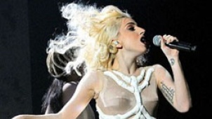 12月6日：Gaga惊艳骷髅装 阿曼达“被绑”留阴影