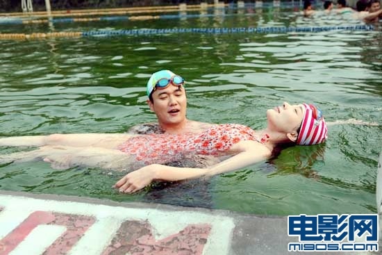 《父亲》共泳戏浪漫 霍思燕泳装难掩傲人身材_华语_电影网_1905.com