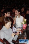 潘霜霜酥胸半露不失純情 鞏新亮紅唇亮相氣場足