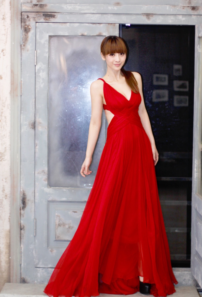 柳岩性感红黑优雅写真曝光 低胸长裙秀傲人美胸