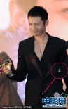 黃曉明露胸毛現(xiàn)底褲“上下失守” 對粉絲極友善